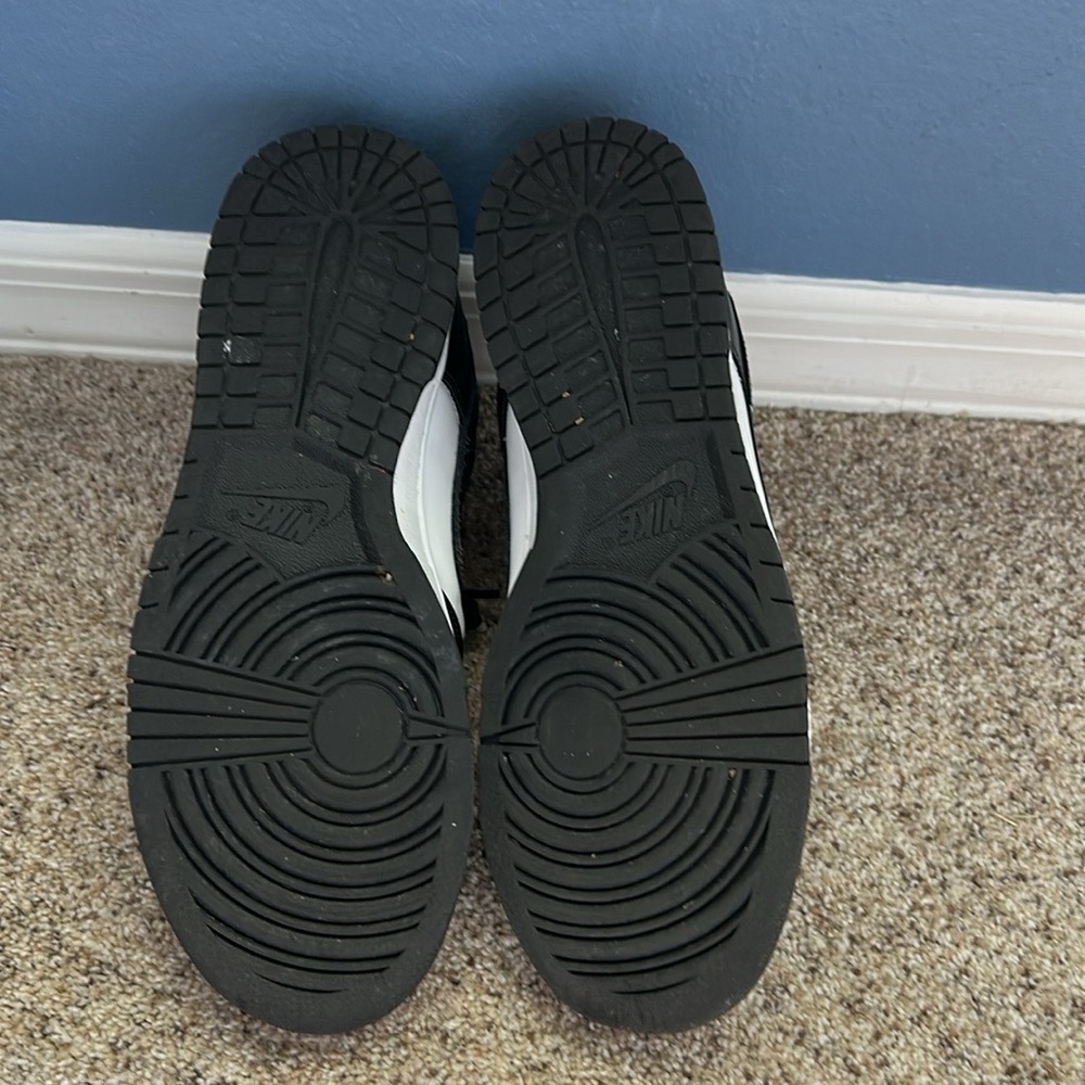 Men's Black and White Nike Sneakers - Picture 3 of 4